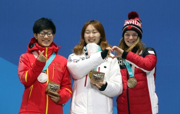 韓国人「韓国選手がメダル授賞式で中国選手を露骨に無視するｗｗｗｗｗ」