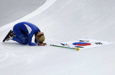 銀メダルの韓国スケーターがレース後に土下座（海外の反応）