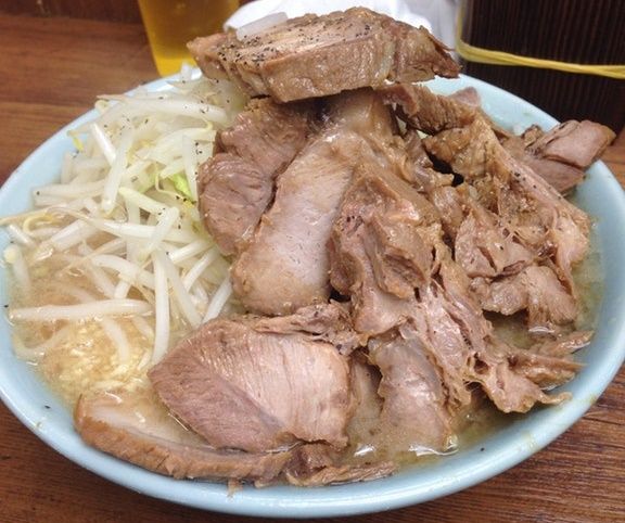東京の池袋で食べたラーメン二郎（海外の反応）