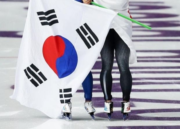 韓国人「スピードスケート金メダル小平奈緒と銀メダル李相花とのツーショット写真が今日一番の美しさだった件」