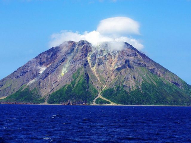 九州沖の鬼界カルデラに世界最大級の巨大溶岩ドーム （海外の反応）
