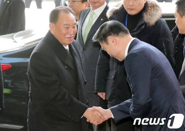 韓国人「平昌閉会式に参加するために訪韓した対南挑発首謀者の金英哲に頭を下げる韓国政府関係者をご覧ください」