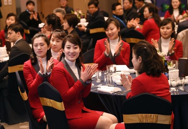 韓国人「韓国統一部、ボランティアの食中毒を尻目に北朝鮮の美女応援団を招いて晩餐会を開催」