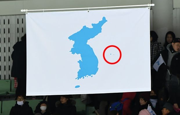 韓国人「文在寅がまたやってくれた…南北単一チームの韓半島旗から独島を消す」