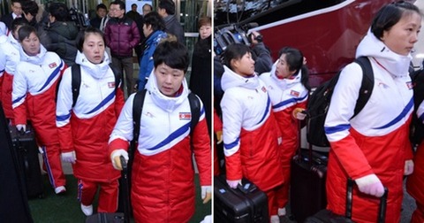 馬息嶺に行った韓国選手らは太極旗をつけず、韓国に来た北朝鮮選手らは共和国旗をつけた