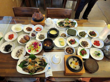 【一人では食べきれないほどの量】韓国でケジャン定食3300円で25皿も出てきてお得感へ
