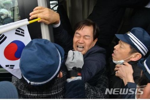 「警察700人に囲まれ、右翼団体1000人から悪口と脅しを受けた」…「竹島の日」に抗議したソウル市議を連行