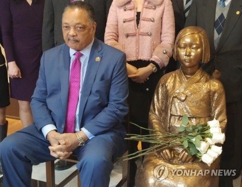 米人権運動家ジャクソン牧師、「平和の少女像」献花後に「日本の謝罪が必要」
