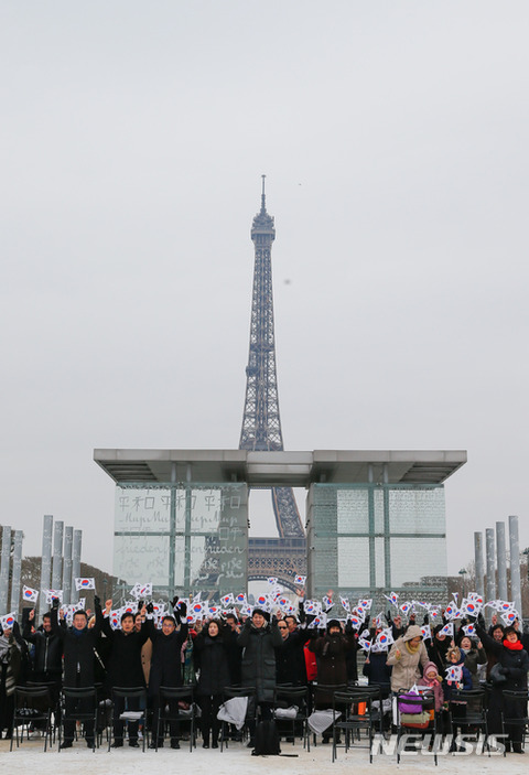 【韓国人】パリのエッフェル塔の前で「大韓独立万歳」（写真）