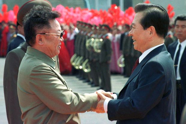 韓国人「2000年の南北首脳会談直後の大統領支持率から、文在寅の今後の支持率を予測してみよう」