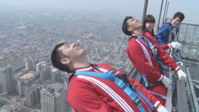 日本一高いビルに新アトラクションの空中歩行（海外の反応）