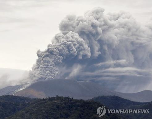 韓国人「ようやくチョッパリ完全終了」「慰安婦に謝罪したらおさまるよ」　日本の南部の新燃岳火山噴火…煙2300m急上昇