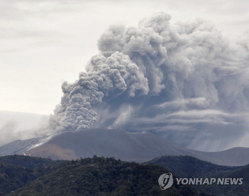韓国人「今回は日本の火山活動が収まらないようだな」「なぜニュースを観てこんなに気分がいいのだろうか」　噴煙3000m　そびえる日本九州新燃岳、三日目「爆発的噴火」