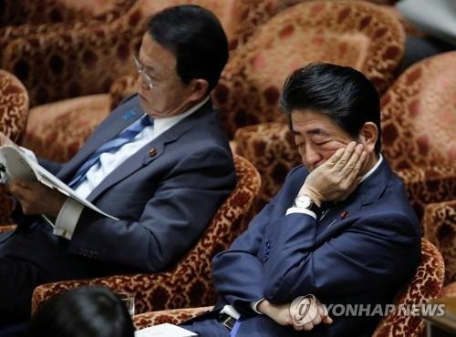 韓国人「安倍の失脚始まったな」「逮捕はまだですか～？」　「窮地に追い込まれた日本の安倍。」支持率、6％p以上墜落