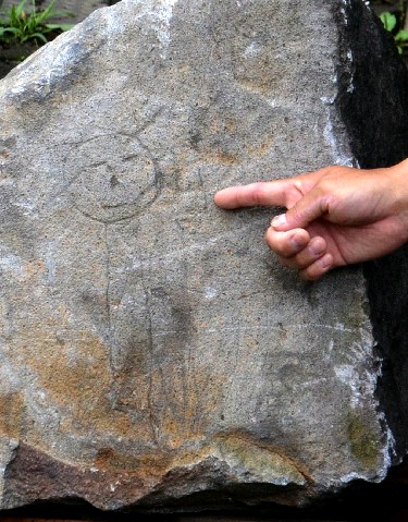 韓国人「日本の熊本で発見された400年前の人物画」「ノミで彫ったの？」「土人認定」