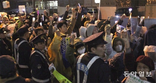 韓国人「やっと日本にも民主化の風が！」「政治後進国がやっと目覚めたか」　日本も燃えたキャンドル…デモ隊「安倍退陣」、市民は「スゴイ」