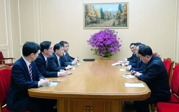 韓国人「おい！韓国の対北朝鮮特使団が金正恩と面会したぞ」