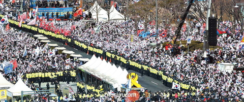 「文在寅政権退陣！」　韓国ソウルで数万人規模のデモ発生　北朝鮮の高官を歓待した文大統領に怒り