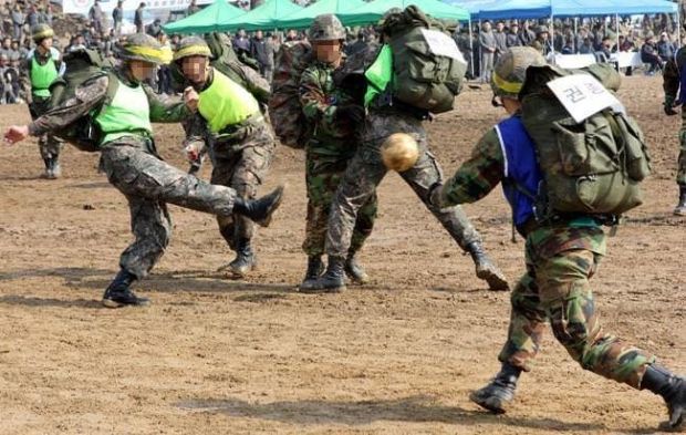 韓国人「韓国の軍隊で行われる未開なスポーツがこちらｗｗｗｗｗ」