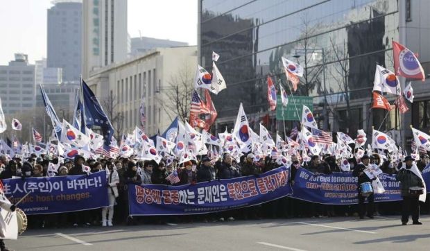 韓国人「韓国メディア、市民数万人が参加した反政府デモを朴槿恵支持者による集会と論点をずらして報じる」