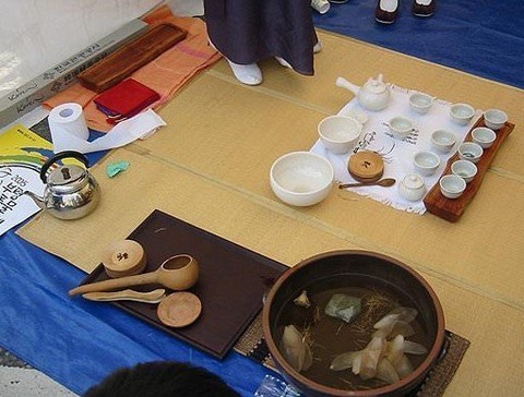 【茶の湯】日本､中国､韓国の３つの国に共通する｢お茶｣の文化を通して交流を図ろうと各々の国の様式で茶会を行う催しが開かれる・金沢