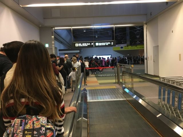 成田空港で一体何が？外国人の入国審査に長蛇の列（海外の反応）