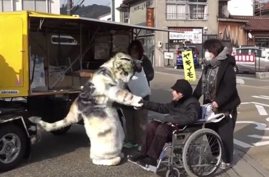 日本で巨大な猫が石焼き芋を売っている(海外の反応)