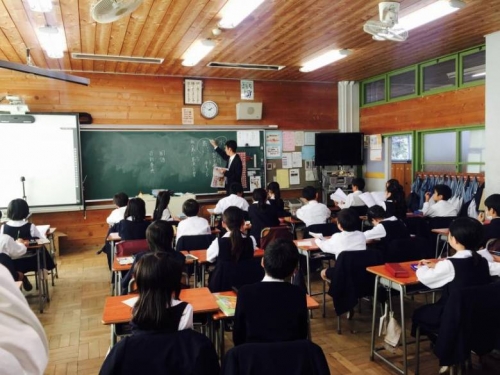 韓国人「一般的な日本の小学校の風景」「シー・オブ・ジャパンにラインを引いて竹島と表記してますね」