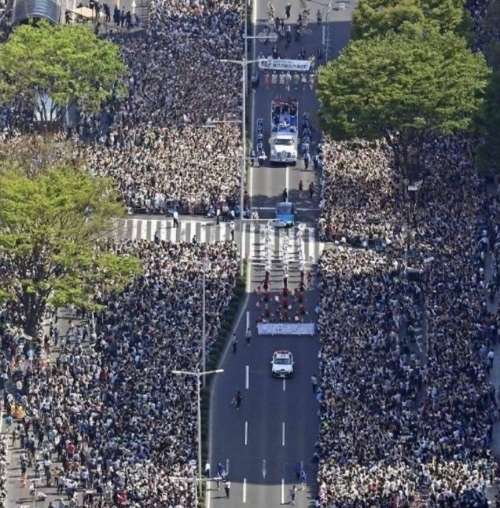 韓国人「昨日、日本で数十万人の市民が街頭に集まった状況、愚民化政策130％成功事例」