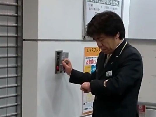 時間通りにシャッターを開ける日本の駅員（海外の反応）