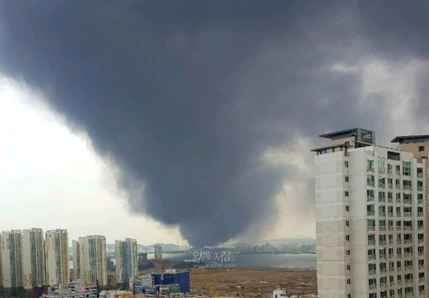 韓国人「仁川の化学工場で大規模な火災！まるで火山が噴火したようだ…」