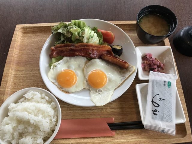 日本のファミレスで637円で食べた食事（海外の反応）