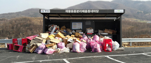 【韓国】 いまだ山積みの五輪廃棄物に平昌の住民憤慨、気温上昇で悪臭も　駐車場は巨大ごみ集積場に