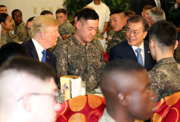 韓国人「これほど気まずい状況が他にあるだろうか…大統領二人に挟まれて食事する兵士をご覧ください」