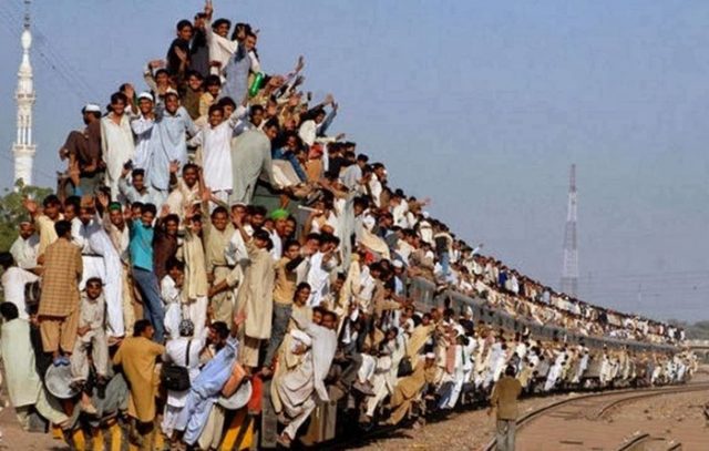 インド国鉄「9万人の従業員募集！」→2800万人が応募（海外の反応）