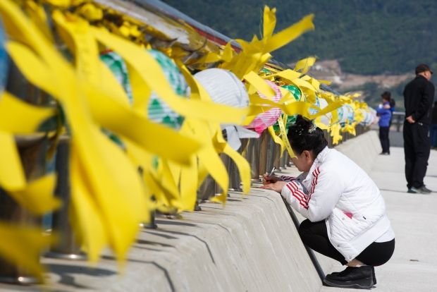 韓国人「セウォル号犠牲者の父親たちが取った行動が謎すぎる」