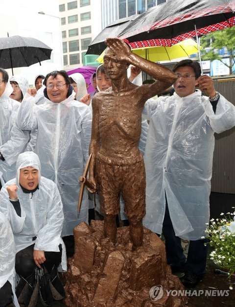 韓国「日本よ、大使館前にツルハシを持った強制徴用工像を設置した。怖いか？」