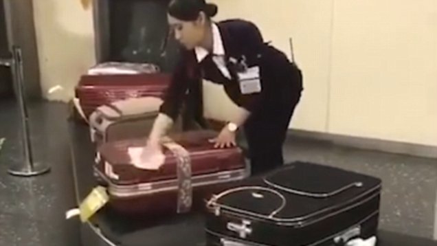 日本の空港スタッフの荷物の扱い方(海外の反応)