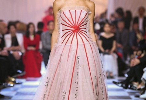 【中国】上海のファッションショーで『旭日旗ドレス』を公開した高級ブランドのディオール