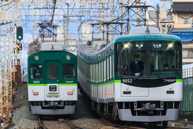 海外「日本に毎回ビビる！」日本の電車内で見られるとある光景に外国人驚愕