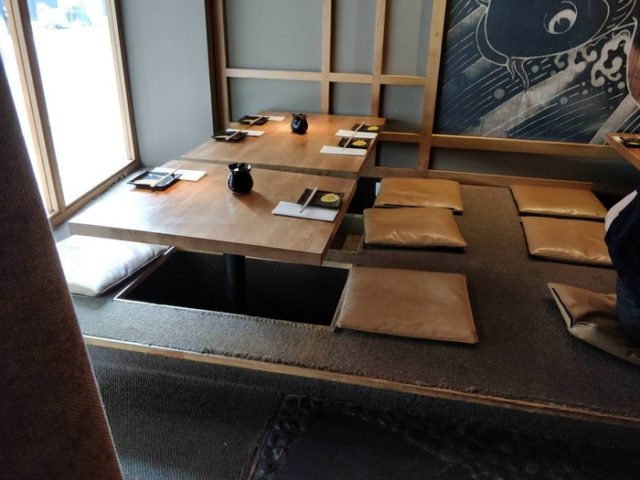 この寿司屋には普通に座ることが出来る伝統的な日本式の座席がある（海外の反応）