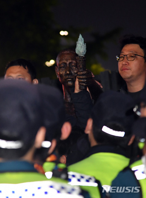 【韓国】市民団体が夜に徴用工像の設置を強行も警察が阻止　にらみあい続く