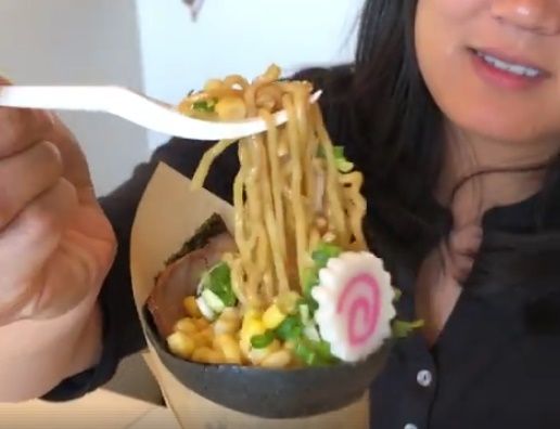 カナダにある日本料理店が提供する「ラーメンクレープ」（海外の反応）