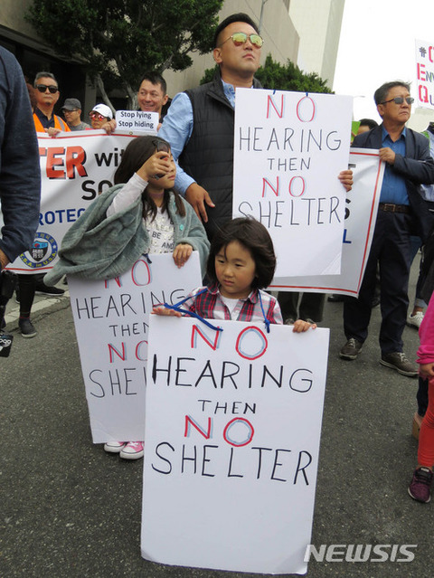 【米国】LA韓人（コリアン）タウンでホームレスシェルター建設反対デモ（写真）