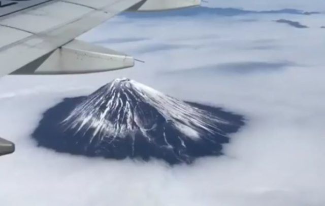 1万メートル上空から日本の富士山を動画で撮影した（海外の反応）