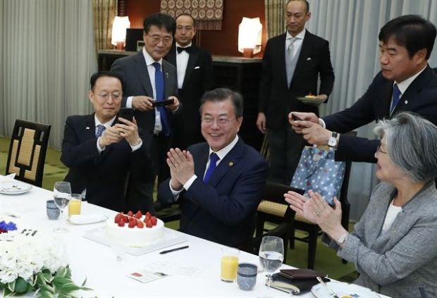 左派韓国人「文在寅大統領に出されたイチゴケーキに見る日本の幼稚な行動をご覧ください」