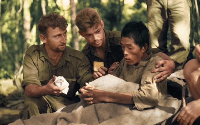 （1942年）豪の兵士に介抱される日本兵の捕虜（海外の反応）