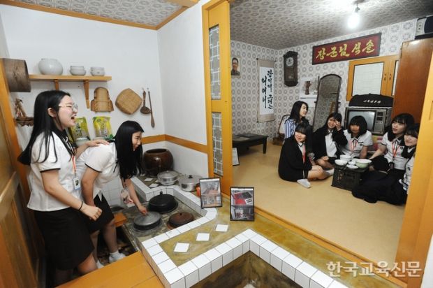 韓国人「壁には金日成の肖像画…韓国の高校で実施されている統一教育なるプログラムがおぞましすぎる件」