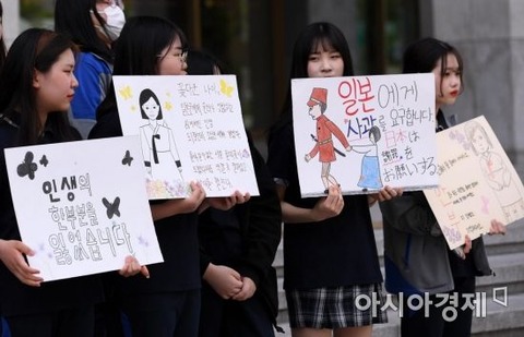 【慰安婦問題】 「日本は謝罪をお願いする」～中学生が慰安婦問題広報キャンペーン（写真）