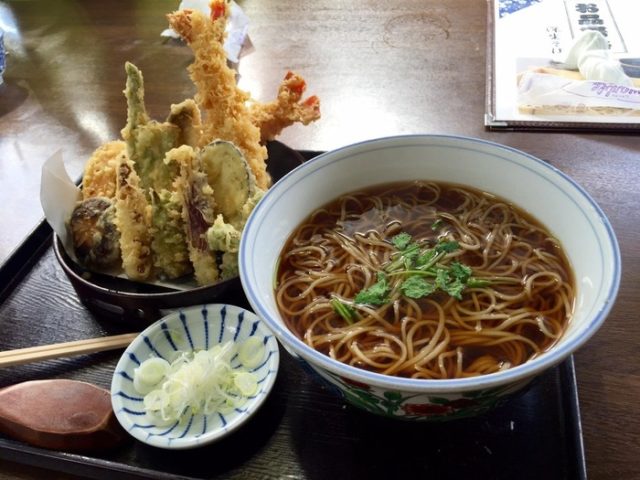私が日本で食べた天ぷらそば（海外の反応）
